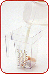 水または牛乳を150cc入れる